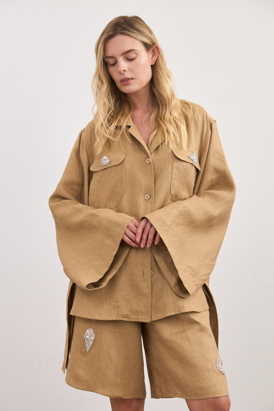 Льняні шорти з ручною вишивкою