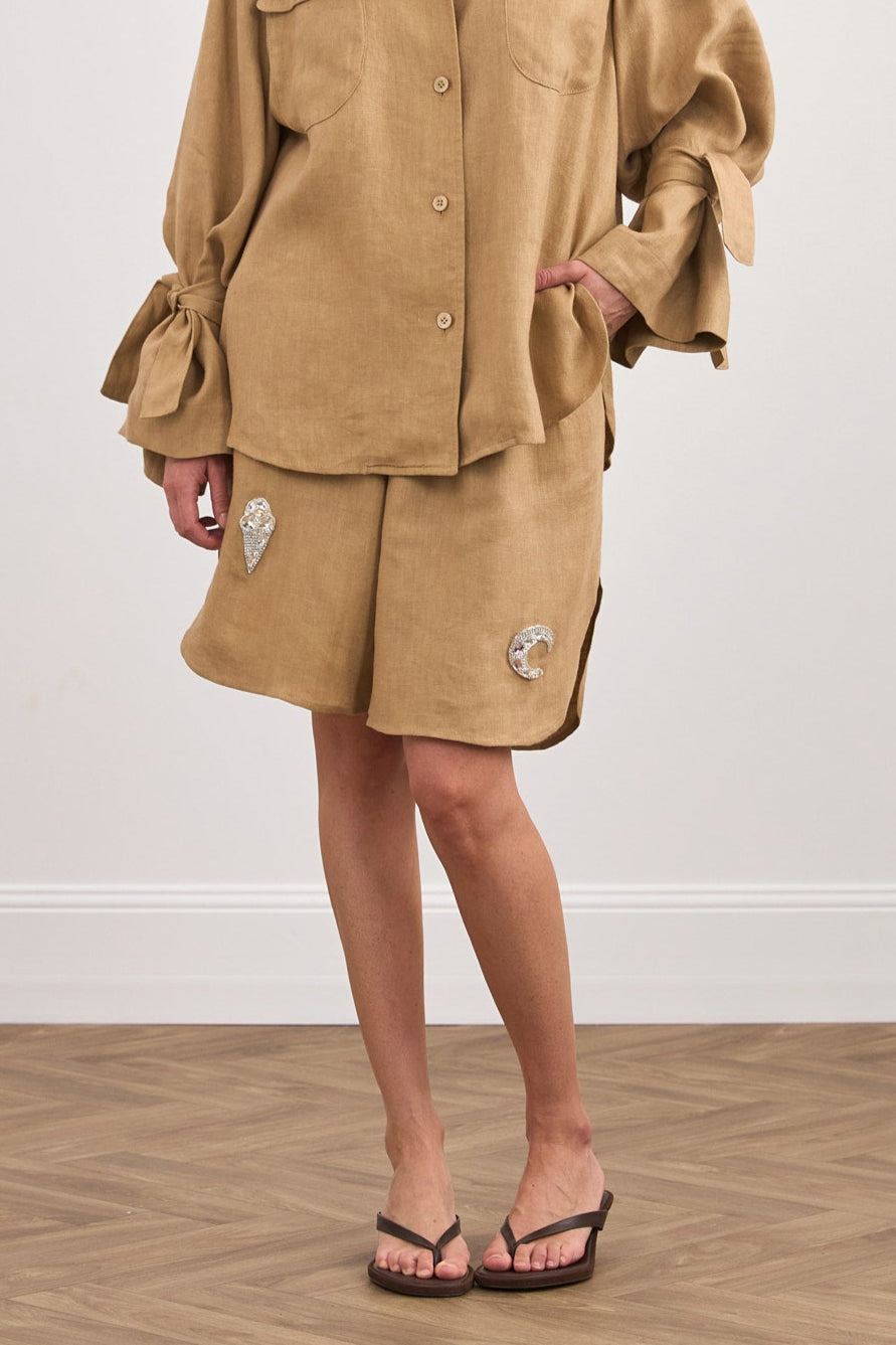 Льняні шорти з ручною вишивкою