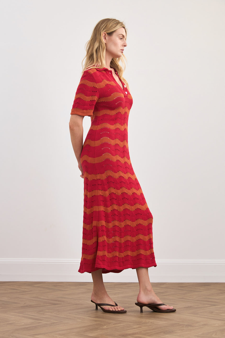 Хвиляста в'язана сукня