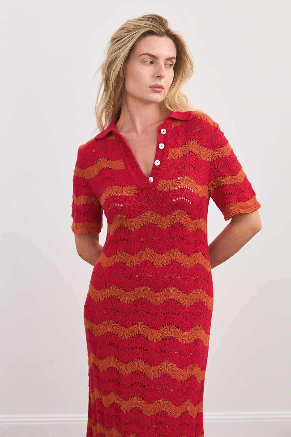 Хвиляста в'язана сукня