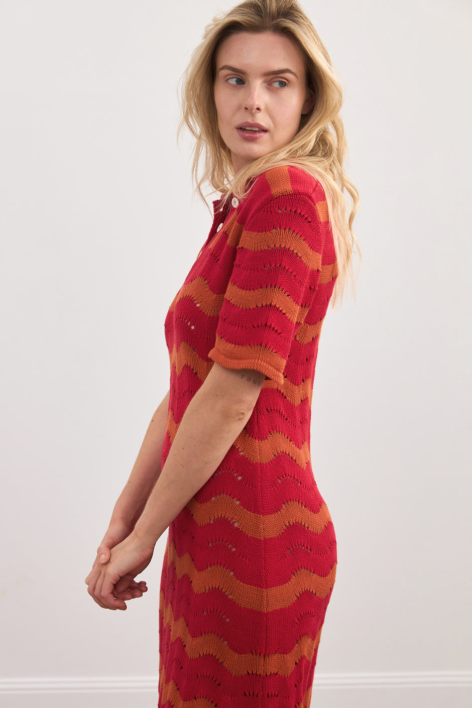 Хвиляста в'язана сукня