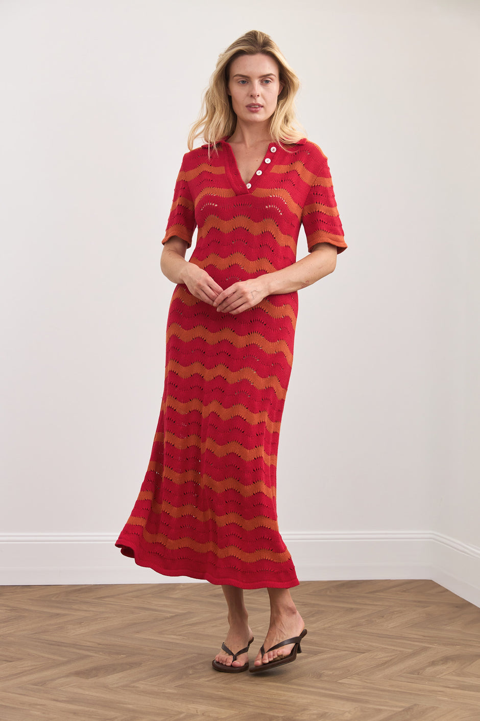 Хвиляста в'язана сукня